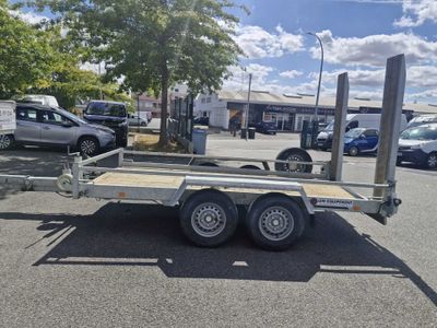 a trailer that is parked in a parking lot