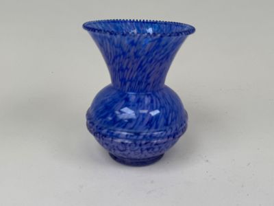 un vase bleu posé sur une table