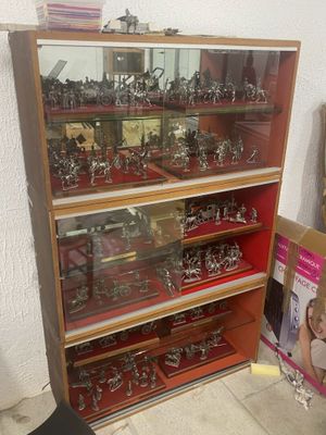 une vitrine sur laquelle sont disposées de nombreuses figurines