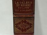 une pile de trois livres empilés les uns sur les autres