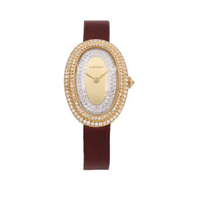 Gros plan sur une montre-bracelet ornée de diamants