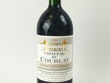 une bouteille de vin posée sur une table