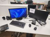 un bureau d'ordinateur équipé de deux écrans, d'un clavier et d'une souris
