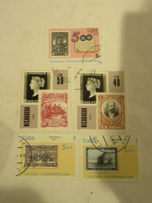 une photo d'une collection de timbres sur une table