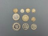 un lot de pièces de monnaie posées sur une table