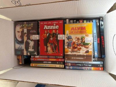 Un carton complet de DVD films.