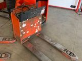 un chariot élévateur équipé d'une fourche, dans un garage