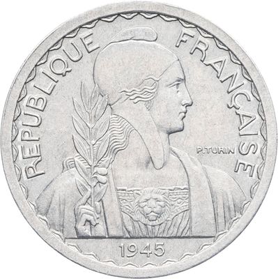 un gros plan d'une pièce de monnaie sur fond blanc, avec la photo d'une femme
