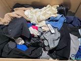 une boîte en carton remplie de vêtements et d'un chapeau