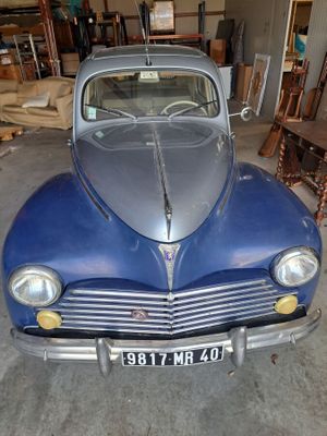 une voiture bleue garée dans un garage