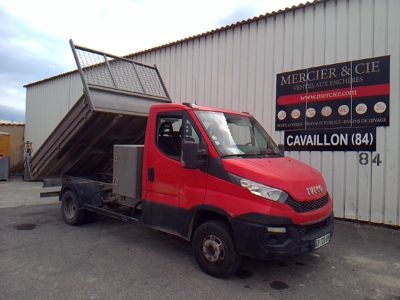 un camion rouge garé devant un bâtiment