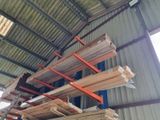 plusieurs morceaux de bois empilés les uns sur les autres dans un entrepôt
