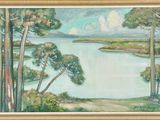 une peinture à l'huile représentant un lac entouré d'arbres et d'herbe
