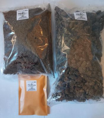deux sachets d'épices posés sur une surface blanche