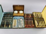 plusieurs types d'argenterie dans un coffret
