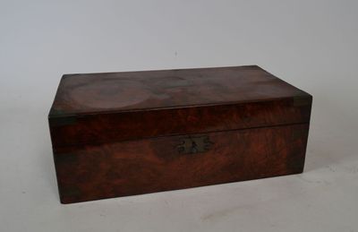 une vieille boîte en bois posée sur une surface blanche