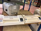une machine qui est posée sur une étagère dans un entrepôt