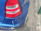 une voiture bleue garée sur le bord de la route