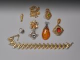 un assortiment de bijoux en or et en argent, comprenant un collier, un bracelet et des boucles d'oreilles