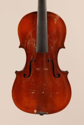 un vieux violon avec un archet accroché à son dos