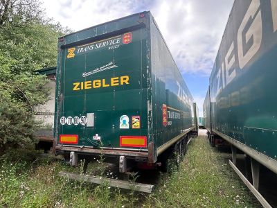 deux camions garés l'un à côté de l'autre sur le bord de la route