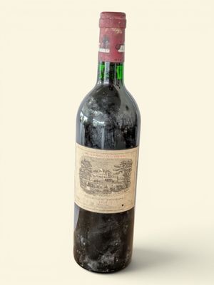 une bouteille de vin posée sur une table