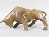 statue d'un taureau sur fond blanc