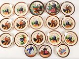 beaucoup d'assiettes accrochées au mur