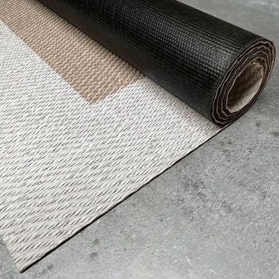 un gros plan sur un rouleau de moquette noire et blanche posé au sol