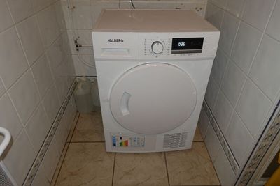 un lave-linge et un sèche-linge blancs dans une petite pièce