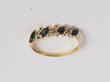 une bague en or sertie de trois saphirs et de diamants