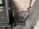 une petite machine qui se trouve dans une pièce