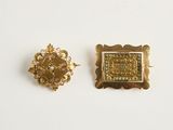paire de broches dorées ornées de pierres bleues et vertes