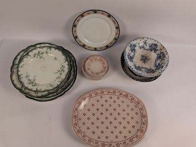 de nombreux types d'assiettes et de bols différents sur la table