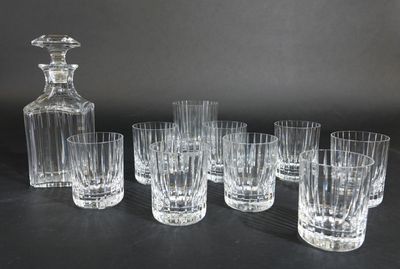 six verres et une carafe posés sur une table