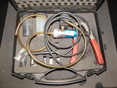 une mallette contenant tout un tas d'outils