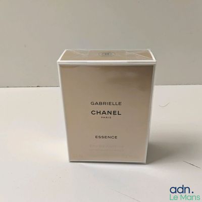 la boîte de parfum est vide sur la table