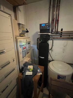 une photo d'une pièce dans laquelle se trouve un chauffe-eau