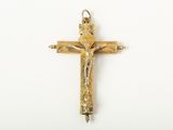 une croix dorée ornée d'un oiseau, sur fond blanc