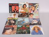 beaucoup de magazines posés sur la table