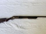 un fusil de chasse posé sur un drap blanc