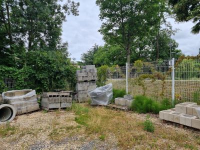 un tas de parpaings au milieu d'un champ