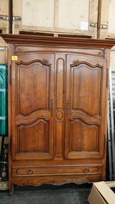 Armoire en merisier à deux portes mouluré (accidents et manq…