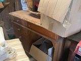 un tas de meubles qui s'entasse dans une pièce