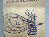 un gros plan d'un morceau de papier sur lequel on a écrit