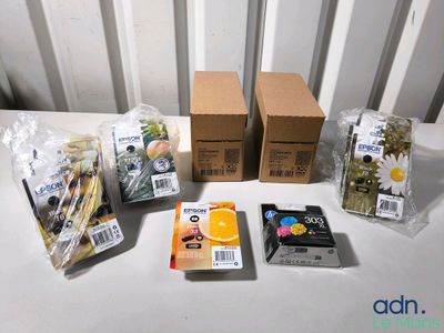 une boîte de nourriture posée sur une table à côté d'autres boîtes de nourriture