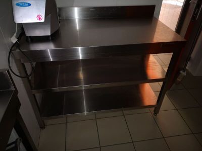 un comptoir en acier inoxydable dans une cuisine commerciale