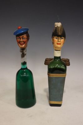 Deux bouteilles avec bouchon décoratif : un officier et un m…