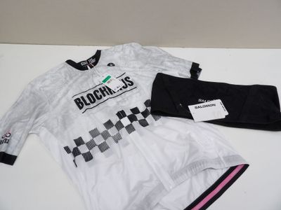 La chemise est blanche et noire, avec un motif à carreaux.
