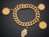 un bracelet en or orné de pièces et d'une breloque en forme de pièce